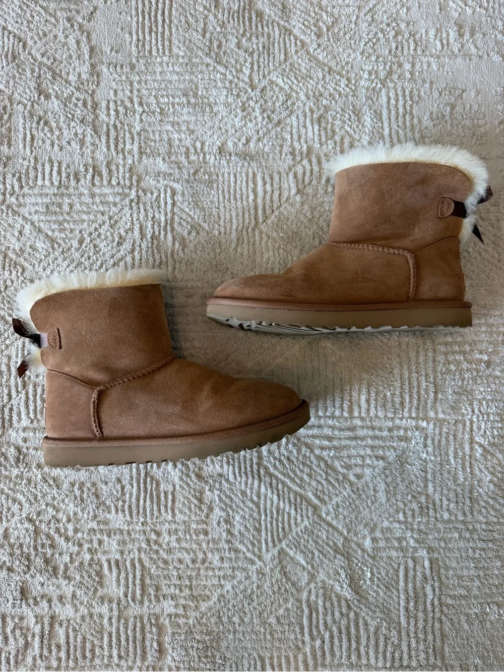 UGG Mini Bailey Bow II Chestnut Sheepskin Boots Women’s Size 8